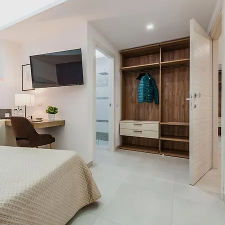 לינה וארוחת בוקר Archimede's 4*